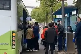 上海一地第1天通公交车，乘客众多挤着上车，售票员手中一物抢镜视频封面