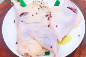 香酥鸭的鸭肉能直接裹糊吗？厨师长分享饭店正宗做法，又鲜又嫩视频封面