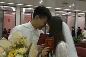 “2021314”爱你爱一生一世！郑州准新人半夜两点起来排队领证视频封面