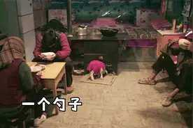 老实人被迫捡回家一个傻子，不想却成为人人争抢的香饽饽，剧情片视频封面