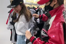 韩国模特小姐姐试衣服也这么开心啊，说出来大家一起高兴高兴视频封面