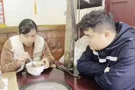 老婆怀孕了，金松做了香肠炒饭，吃一口就吐了！视频封面