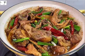 非常有特色的<湘西土匪鸭>，鸭肉鲜嫩爽口香辣入味，越嚼越香视频封面