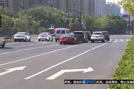 开网约车的小伙突然抽搐  路人大姐递上两颗糖视频封面