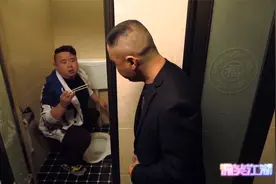 爆笑上厕所，大白蹲在厕所里用筷子夹手机，同事看到：你慢慢吃！视频封面
