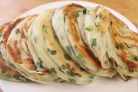 烫面葱花饼家常做法，一卷一拉，外酥里软又多层，学会可以摆摊了视频封面