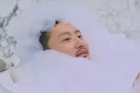 私房钱：丈夫在浴缸泡澡，媳妇来给放浴盐，不料竟发现他的大秘密视频封面