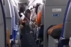旅客机舱里公然脱裤排便顿时恶臭弥漫，空姐空少无奈徒手清理视频封面