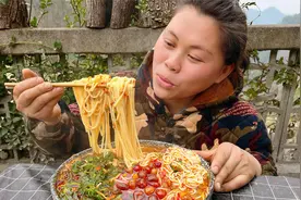 欧妹今天挖了些野菜，再煮一大碗酸辣粉，配上泡椒大口嗦粉真过瘾视频封面