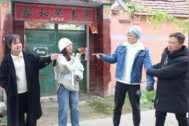 儿子三十多岁未婚，父亲偷偷进儿子卧室，掀开被子后愣住了视频封面