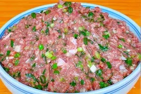 调牛肉馅饺子好吃有诀窍，教你饭店不外传的配方，鲜嫩多汁超好吃视频封面