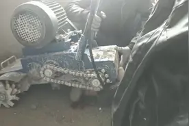 周口一工人交接时工具未断电脚卡齿轮，面对救援痛苦呻吟视频封面