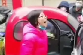 河南某职校女老师开三轮车强闯防疫卡点 学校：取消个人文明奖视频封面