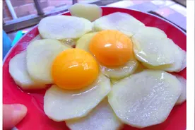 教你做外表酥脆的土豆片，掌握一个小窍门，片片香脆，一次就成功视频封面