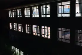 老师拍下高三年级最后一次自习教室熄灯画面：另一段旅程即将开始视频封面