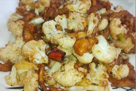 厨师长教你“花菜炒肉”的正确做法，肉嫩咸香，一盘不够吃视频封面