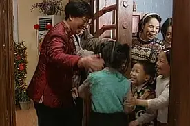 外来媳妇本地郎：年初二阿娇带5个孩子讨利是，阿宗瞬间没了900视频封面