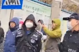 网传“人贩子”当街拐骗女童被抓，警方：以零食诱骗女孩企图猥亵视频封面