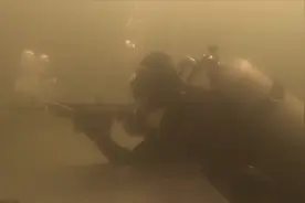 【第一军视】屏住呼吸！来看特战队员水下装弹射击训练视频封面