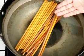 把筷子放开水锅中煮一煮，没想到这么厉害，轻松解决大难题，试试