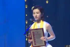 张子枫颁奖礼现场：调侃张国强装傻逗自己笑，还颁最二爸爸奖给他视频封面