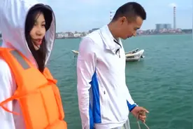小伙和表妹彻夜长谈，自媒体成功秘诀全部说出，白天还带她烤海鲜