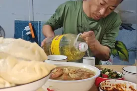 东北爷仨，今天晚上，吃萝卜馅大蒸饺了，真香啊，又是幸福的一天视频封面