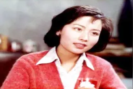 曾跟刘晓庆齐名，二婚嫁给杜志国却遭抛弃，今儿子成唯一的爱视频封面
