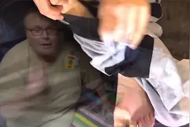 女犯人带着脚镣，是怎样更换衣服的？看完你就明白了视频封面