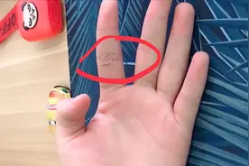 01食指上有三条横纹的人，会因姻缘带来财富视频封面