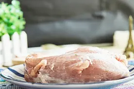 胆固醇跟吃肉有关？有人天天吃素还得高胆固醇，专家给你分析原因视频封面