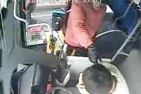 宝鸡一公交车司机被打，警方已介入调查视频封面