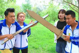 搞笑剧：手工大赛，学生用废纸板做出创世之刃，不料是正确答案视频封面