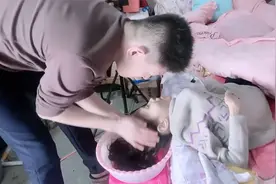 甘肃小伙给残疾老婆洗头,无微不至,老婆让人心疼视频封面