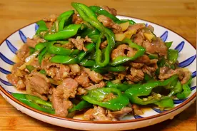 青椒炒肉先炒肉就错了，难怪青椒没香味，告诉你详细的做法和技巧视频封面