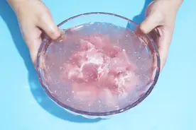 清洗排骨最正确的方法，几分钟脏东西全部跑出来，不仅好吃还卫生视频封面
