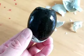 皮蛋不要直接吃，有的人会煮一下，原来是有原因的，别不当回事视频封面