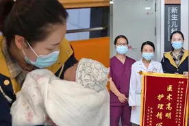 新生儿重症肺炎入院，主治医生坚持每天给妈妈发孩子照片视频封面