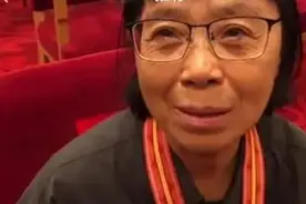 颁授仪式结束后，张桂梅对孤儿院孩子说：妈妈明天回来视频封面