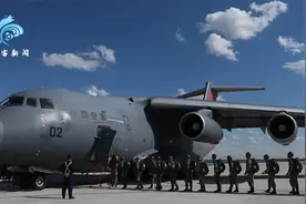 鲲鹏出征！实拍运20空投:百名特战队员一跃而下 敌后破袭大显神威视频封面