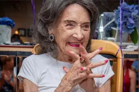 世界最年长瑜伽教练逝世，与甘地一同游行，101岁仍有完美柔韧度视频封面