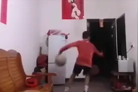 独臂篮球少年走红 易建联：心，永远都会是身体里最强壮的部位视频封面