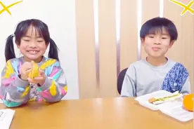 同学上课忘记带午餐，男同桌分享自己的食物，老师发现为他点赞视频封面