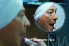 男子为了体验女性生活，开始涂口红、穿丝袜、做美甲，吃避孕药视频封面