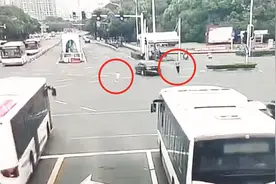 实拍：常州6岁女童被困车流 千钧一发之际 辅警飞奔将她抱起视频封面