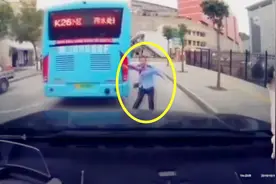 现场：公交车溜车冲撞路面车辆 小车内男子亲历车祸受惊连续喘息视频封面