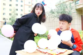 搞笑剧：用屁吹气球，吹起一个奖励一包方便面，美女吹的太厉害了视频封面