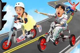 宝蓝和爸爸还有道具叔叔改造多形态玩具车，最后一种样子太搞笑！视频封面