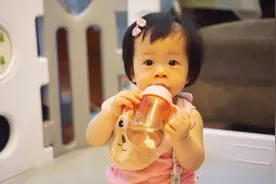 抓拍俏皮女宝宝的可爱瞬间，好想也生一个这么可爱的女儿！视频封面