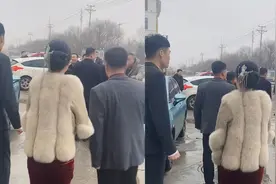 婚宴结束新娘目送父母离开，全程眼含热泪看哭网友：没有喊我回家视频封面